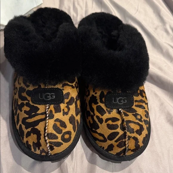 UGG Animal Print Slippers with Plush Black Lining with dust bag - Picture 3 of 6